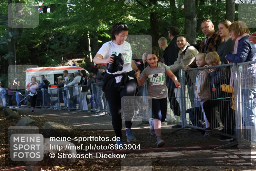 28.09.2025 - 33. Volkslauf durch das schöne Alstertal Strokosch-Dieckow http://msf.ph/oto/8963904 28.09.2025 11:09:12 Ziel 4037, 4096, 4097 meine-sportfotos.de