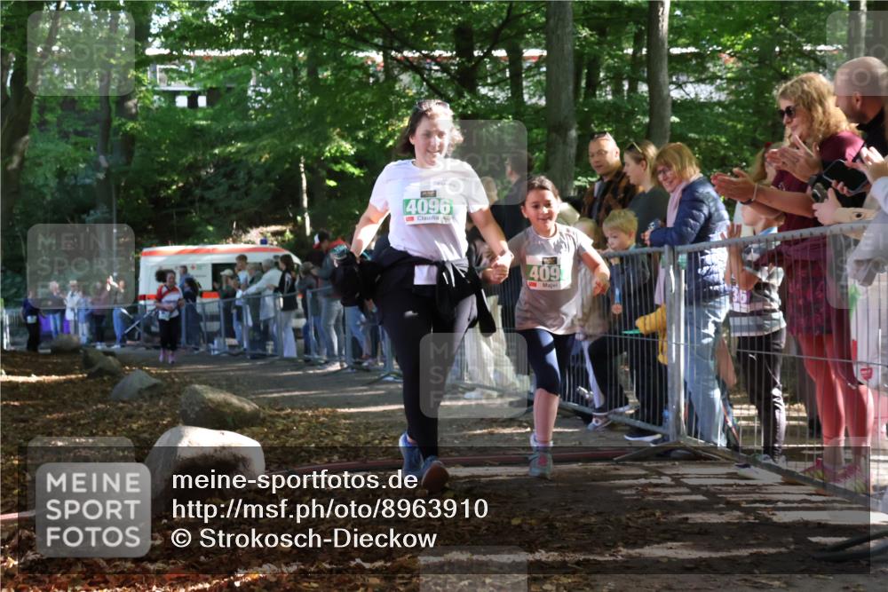 28.09.2025 - 33. Volkslauf durch das schöne Alstertal Strokosch-Dieckow http://msf.ph/oto/8963910 28.09.2025 11:09:12 Ziel 4037, 4096, 4097 meine-sportfotos.de