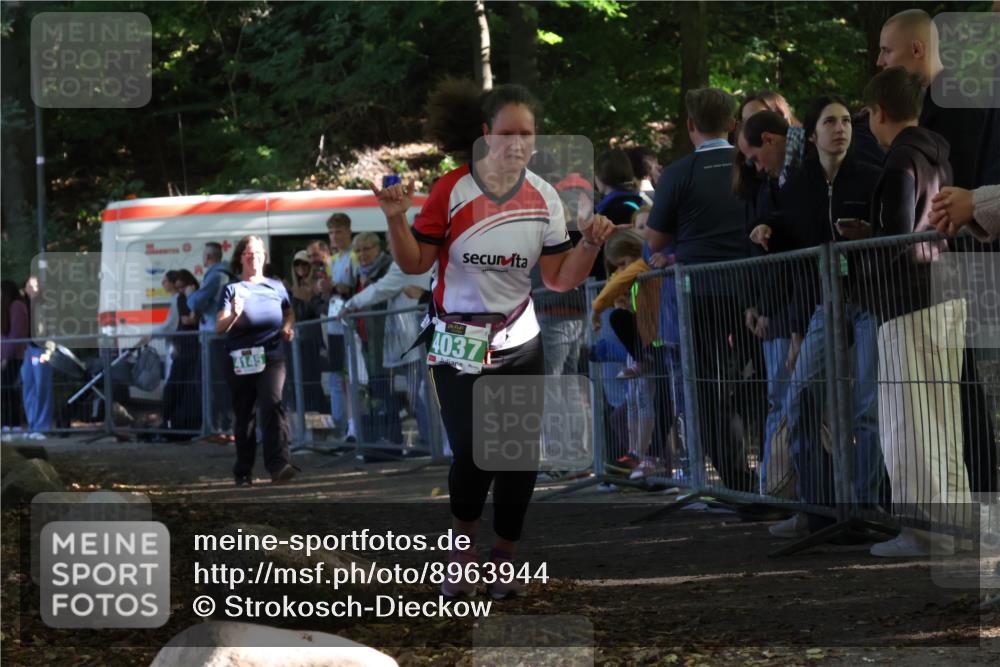 28.09.2025 - 33. Volkslauf durch das schöne Alstertal Strokosch-Dieckow http://msf.ph/oto/8963944 28.09.2025 11:09:18 Ziel 4037, 4145 meine-sportfotos.de