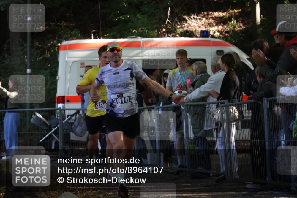 28.09.2025 - 33. Volkslauf durch das schöne Alstertal Strokosch-Dieckow http://msf.ph/oto/8964107 28.09.2025 11:10:47 Ziel 3908, 3910 meine-sportfotos.de