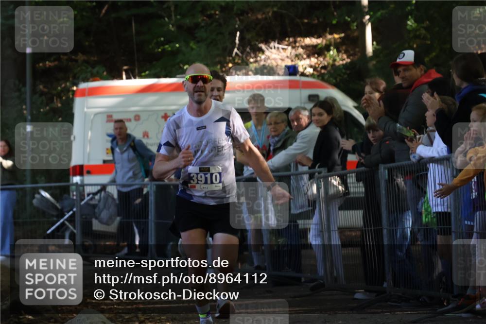 28.09.2025 - 33. Volkslauf durch das schöne Alstertal Strokosch-Dieckow http://msf.ph/oto/8964112 28.09.2025 11:10:48 Ziel 3908, 3910 meine-sportfotos.de