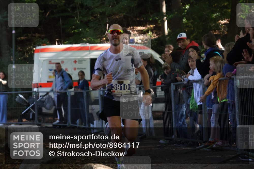 28.09.2025 - 33. Volkslauf durch das schöne Alstertal Strokosch-Dieckow http://msf.ph/oto/8964117 28.09.2025 11:10:49 Ziel 3908, 3910 meine-sportfotos.de