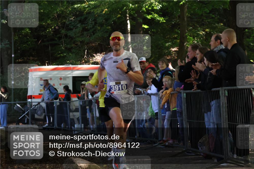 28.09.2025 - 33. Volkslauf durch das schöne Alstertal Strokosch-Dieckow http://msf.ph/oto/8964122 28.09.2025 11:10:49 Ziel 3908, 3910 meine-sportfotos.de