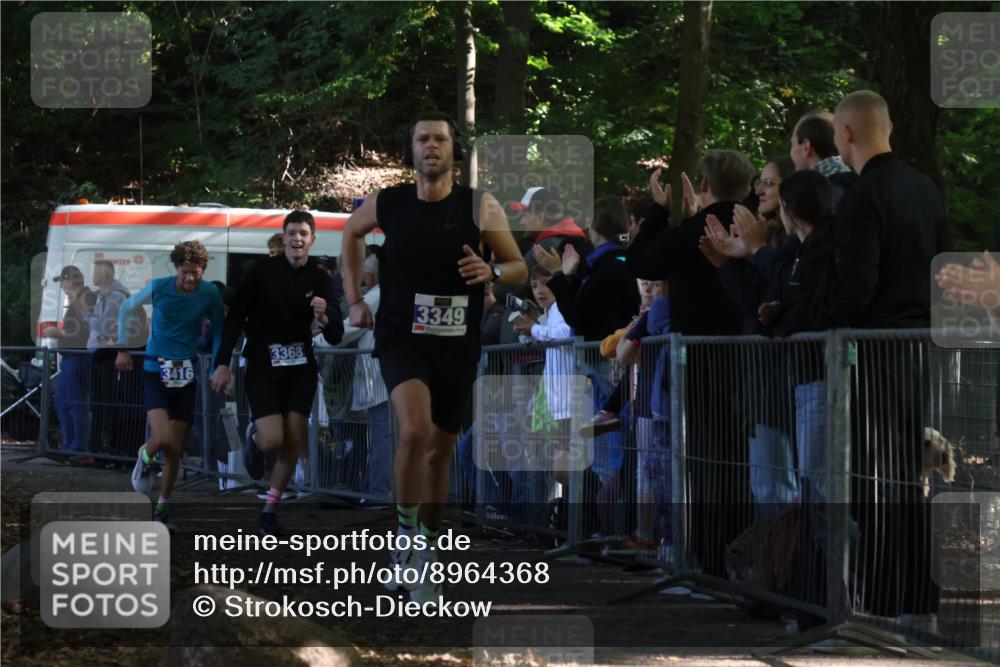 28.09.2025 - 33. Volkslauf durch das schöne Alstertal Strokosch-Dieckow http://msf.ph/oto/8964368 28.09.2025 11:12:43 Ziel 3215, 3349, 3368, 3374, 3392, 3416 meine-sportfotos.de