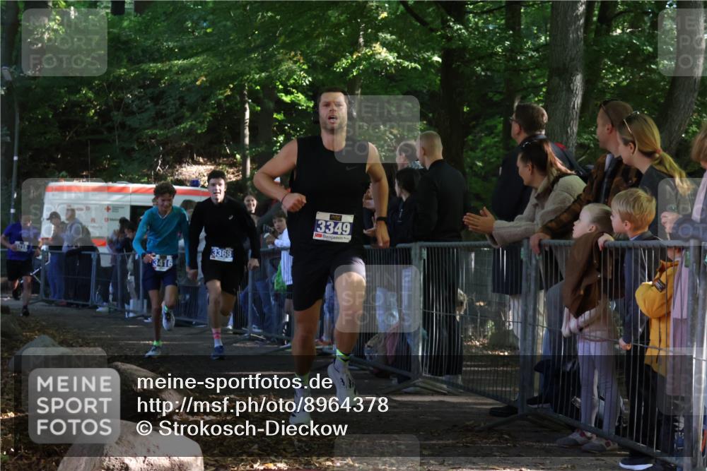 28.09.2025 - 33. Volkslauf durch das schöne Alstertal Strokosch-Dieckow http://msf.ph/oto/8964378 28.09.2025 11:12:44 Ziel 3215, 3349, 3368, 3374, 3392, 3416 meine-sportfotos.de
