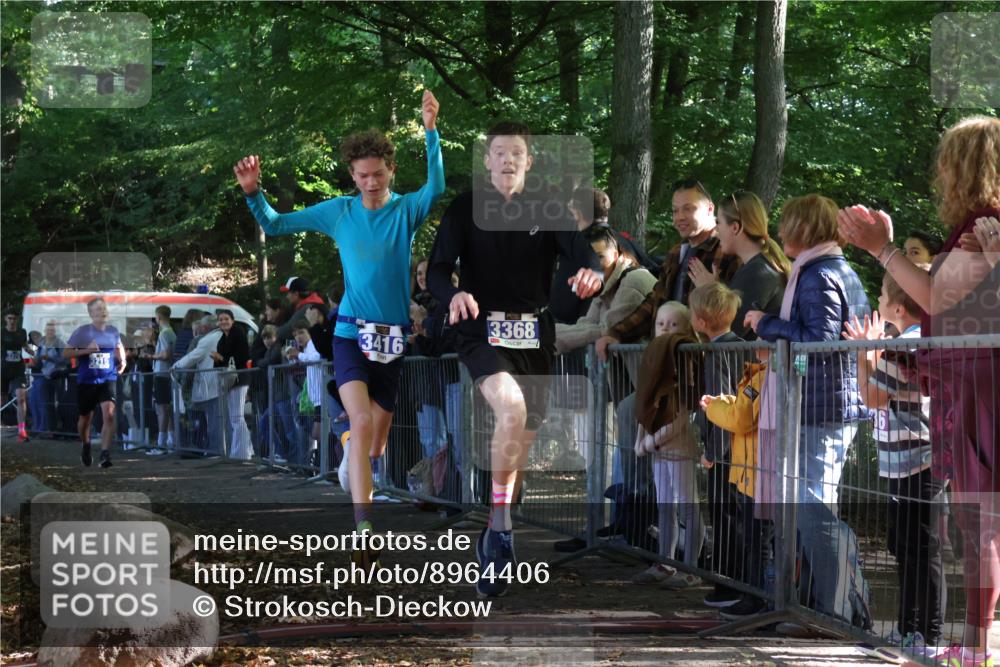 28.09.2025 - 33. Volkslauf durch das schöne Alstertal Strokosch-Dieckow http://msf.ph/oto/8964406 28.09.2025 11:12:46 Ziel 3215, 3368, 3374, 3392, 3416 meine-sportfotos.de