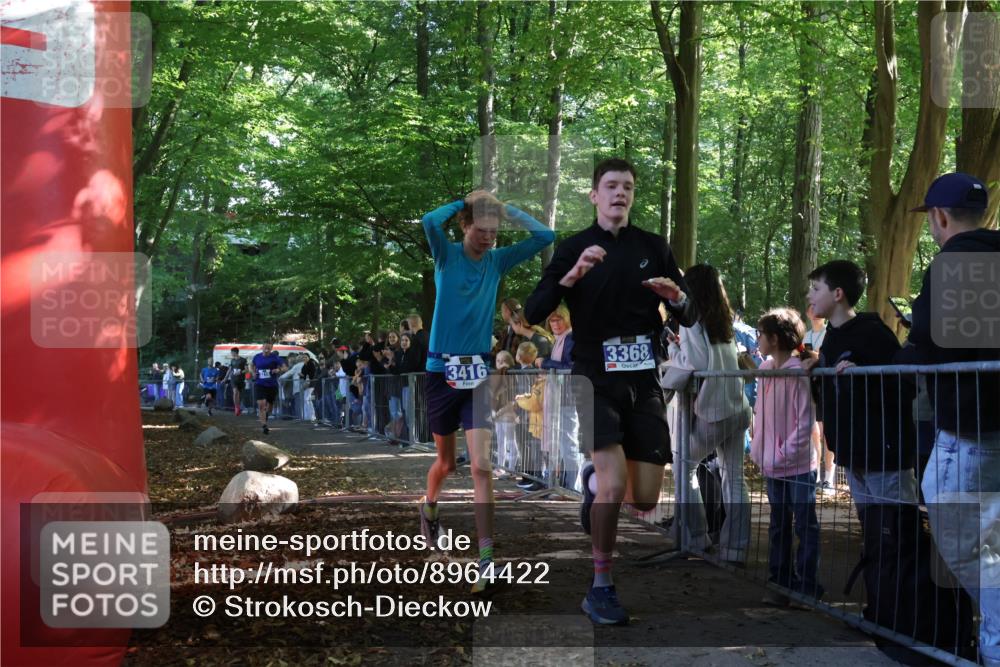 28.09.2025 - 33. Volkslauf durch das schöne Alstertal Strokosch-Dieckow http://msf.ph/oto/8964422 28.09.2025 11:12:47 Ziel 3215, 3374, 3392, 3416 meine-sportfotos.de