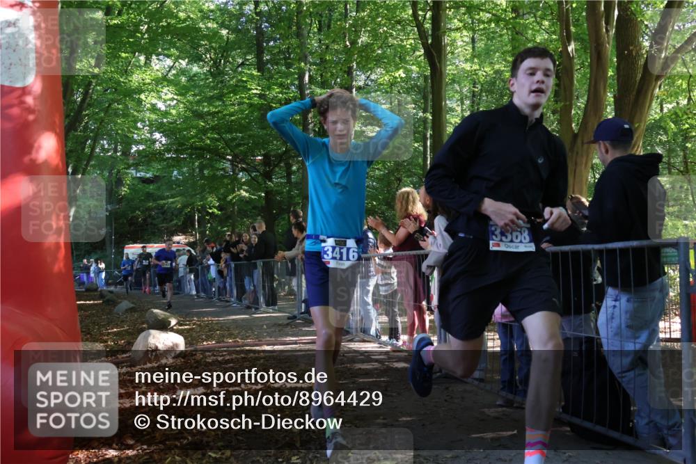 28.09.2025 - 33. Volkslauf durch das schöne Alstertal Strokosch-Dieckow http://msf.ph/oto/8964429 28.09.2025 11:12:47 Ziel 3215, 3374, 3392, 3416 meine-sportfotos.de