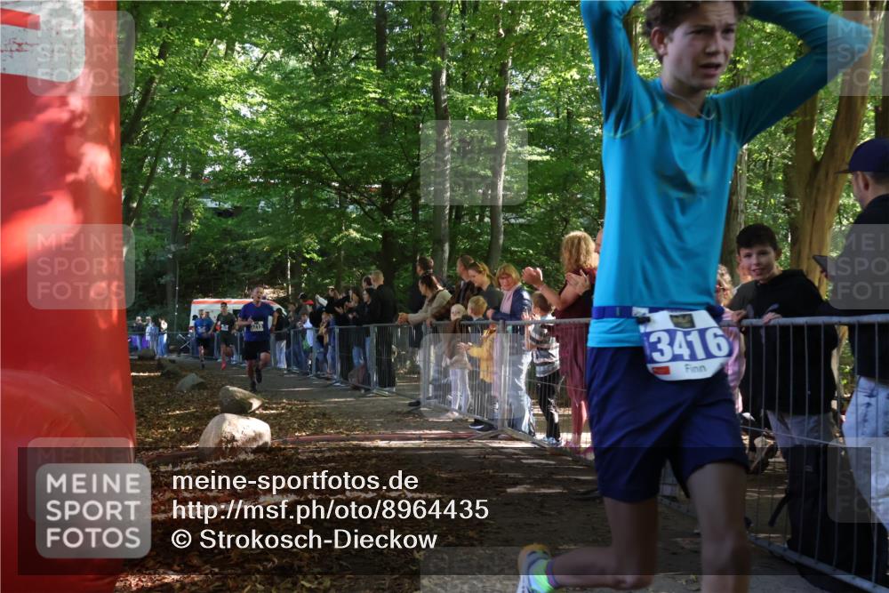 28.09.2025 - 33. Volkslauf durch das schöne Alstertal Strokosch-Dieckow http://msf.ph/oto/8964435 28.09.2025 11:12:48 Ziel 3215, 3374, 3392 meine-sportfotos.de