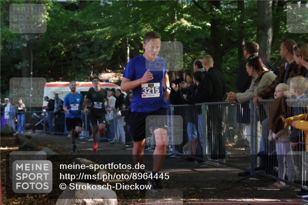 28.09.2025 - 33. Volkslauf durch das schöne Alstertal Strokosch-Dieckow http://msf.ph/oto/8964445 28.09.2025 11:12:49 Ziel 3215, 3374, 3392 meine-sportfotos.de