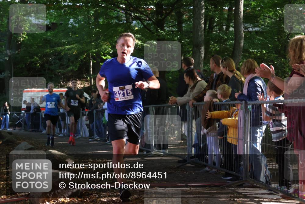28.09.2025 - 33. Volkslauf durch das schöne Alstertal Strokosch-Dieckow http://msf.ph/oto/8964451 28.09.2025 11:12:49 Ziel 3215, 3374, 3392 meine-sportfotos.de