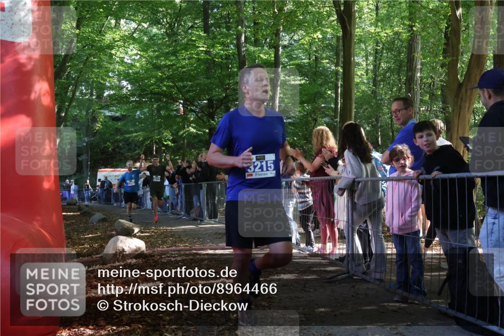 28.09.2025 - 33. Volkslauf durch das schöne Alstertal Strokosch-Dieckow http://msf.ph/oto/8964466 28.09.2025 11:12:50 Ziel 3215, 3374, 3392 meine-sportfotos.de