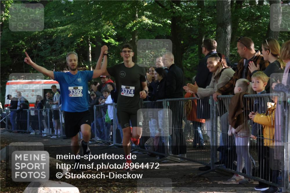 28.09.2025 - 33. Volkslauf durch das schöne Alstertal Strokosch-Dieckow http://msf.ph/oto/8964472 28.09.2025 11:12:51 Ziel 3374, 3392 meine-sportfotos.de