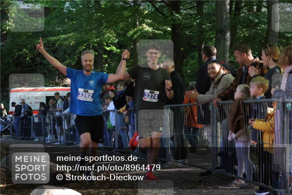 28.09.2025 - 33. Volkslauf durch das schöne Alstertal Strokosch-Dieckow http://msf.ph/oto/8964479 28.09.2025 11:12:51 Ziel 3374, 3392 meine-sportfotos.de