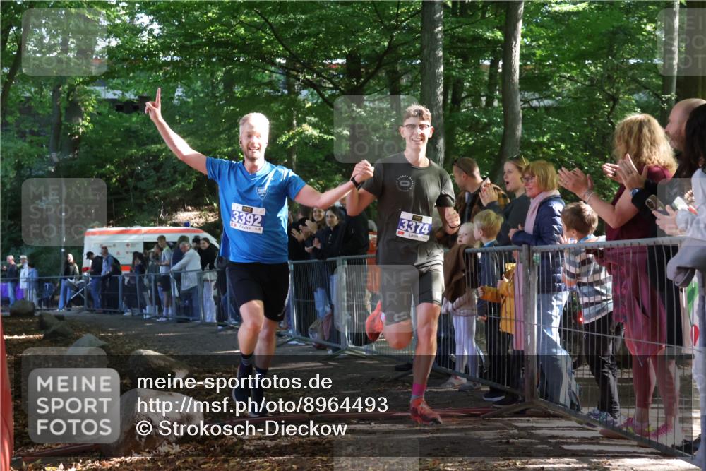 28.09.2025 - 33. Volkslauf durch das schöne Alstertal Strokosch-Dieckow http://msf.ph/oto/8964493 28.09.2025 11:12:52 Ziel 3374, 3392 meine-sportfotos.de