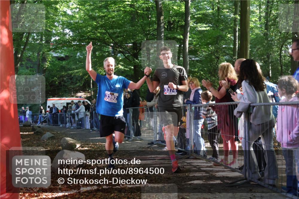 28.09.2025 - 33. Volkslauf durch das schöne Alstertal Strokosch-Dieckow http://msf.ph/oto/8964500 28.09.2025 11:12:52 Ziel 3374, 3392 meine-sportfotos.de
