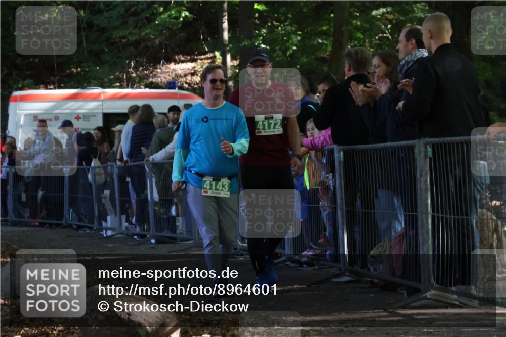 28.09.2025 - 33. Volkslauf durch das schöne Alstertal Strokosch-Dieckow http://msf.ph/oto/8964601 28.09.2025 11:14:27 Ziel 3005, 4143, 4172 meine-sportfotos.de