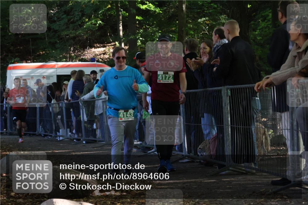 28.09.2025 - 33. Volkslauf durch das schöne Alstertal Strokosch-Dieckow http://msf.ph/oto/8964606 28.09.2025 11:14:27 Ziel 3005, 4143, 4172 meine-sportfotos.de