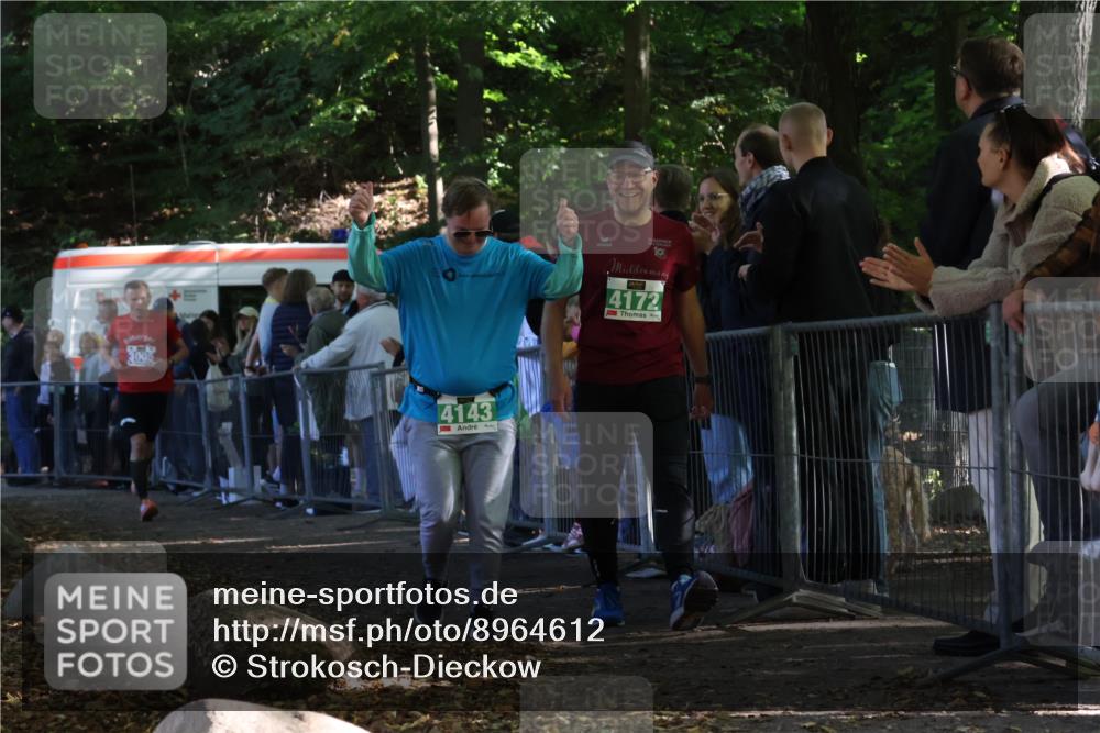 28.09.2025 - 33. Volkslauf durch das schöne Alstertal Strokosch-Dieckow http://msf.ph/oto/8964612 28.09.2025 11:14:28 Ziel 3005, 4143, 4172 meine-sportfotos.de