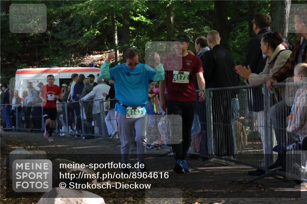 28.09.2025 - 33. Volkslauf durch das schöne Alstertal Strokosch-Dieckow http://msf.ph/oto/8964616 28.09.2025 11:14:28 Ziel 3005, 4143, 4172 meine-sportfotos.de