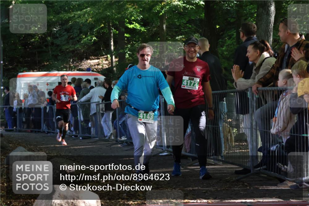 28.09.2025 - 33. Volkslauf durch das schöne Alstertal Strokosch-Dieckow http://msf.ph/oto/8964623 28.09.2025 11:14:29 Ziel 3005, 4143, 4172 meine-sportfotos.de
