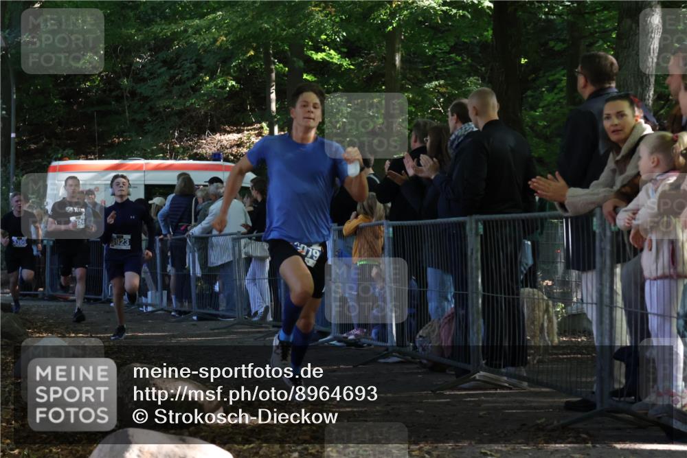 28.09.2025 - 33. Volkslauf durch das schöne Alstertal Strokosch-Dieckow http://msf.ph/oto/8964693 28.09.2025 11:14:47 Ziel 3079, 3362, 3366, 3923, 3924 meine-sportfotos.de
