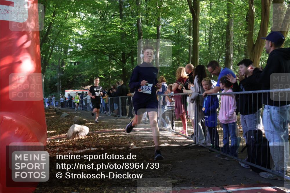 28.09.2025 - 33. Volkslauf durch das schöne Alstertal Strokosch-Dieckow http://msf.ph/oto/8964739 28.09.2025 11:14:51 Ziel 3362, 3366, 3923, 3924, 3939 meine-sportfotos.de