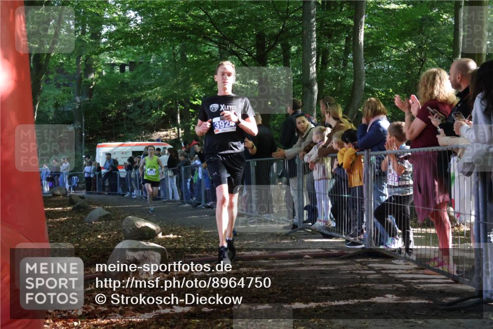 28.09.2025 - 33. Volkslauf durch das schöne Alstertal Strokosch-Dieckow http://msf.ph/oto/8964750 28.09.2025 11:14:52 Ziel 3362, 3366, 3924, 3939 meine-sportfotos.de
