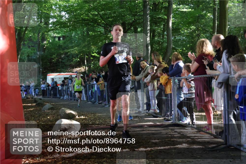 28.09.2025 - 33. Volkslauf durch das schöne Alstertal Strokosch-Dieckow http://msf.ph/oto/8964758 28.09.2025 11:14:52 Ziel 3362, 3366, 3924, 3939 meine-sportfotos.de