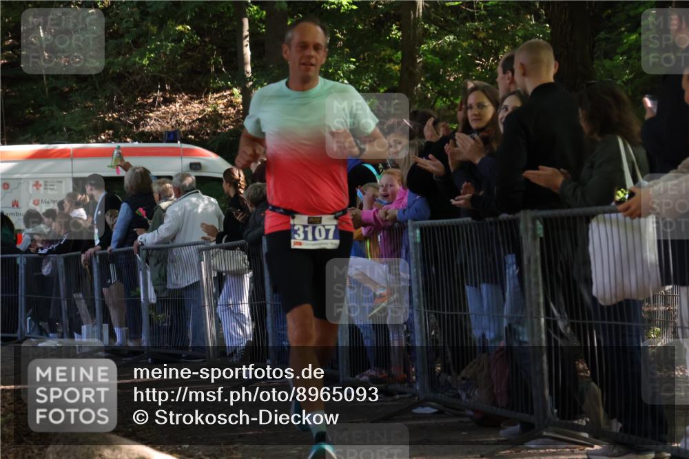 28.09.2025 - 33. Volkslauf durch das schöne Alstertal Strokosch-Dieckow http://msf.ph/oto/8965093 28.09.2025 11:17:45 Ziel 3094, 3107, 3938 meine-sportfotos.de