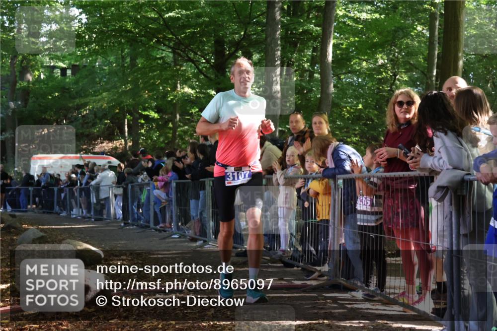 28.09.2025 - 33. Volkslauf durch das schöne Alstertal Strokosch-Dieckow http://msf.ph/oto/8965097 28.09.2025 11:17:47 Ziel 1502, 3094, 3107 meine-sportfotos.de