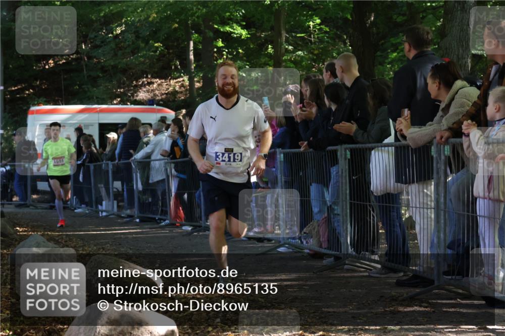28.09.2025 - 33. Volkslauf durch das schöne Alstertal Strokosch-Dieckow http://msf.ph/oto/8965135 28.09.2025 11:18:45 Ziel 1501, 3419, 3909 meine-sportfotos.de