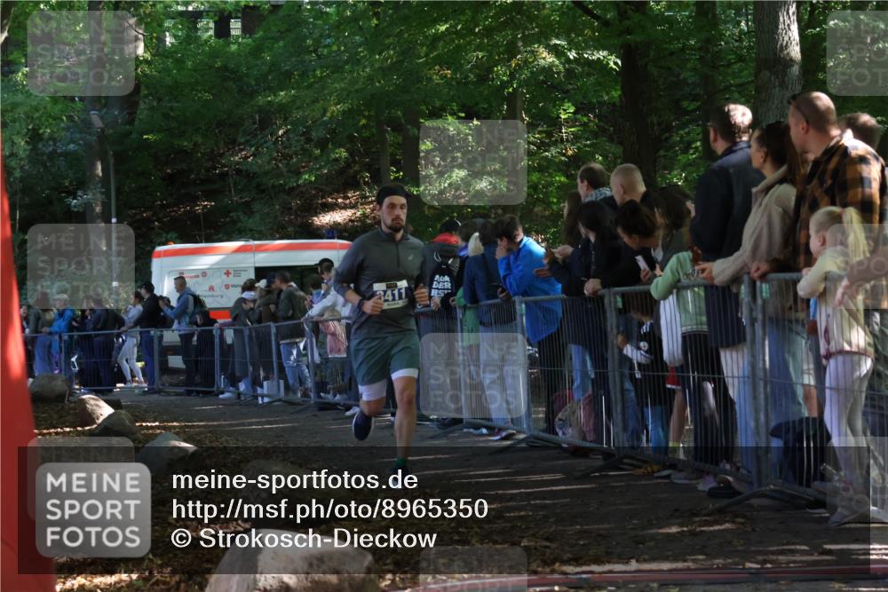 28.09.2025 - 33. Volkslauf durch das schöne Alstertal Strokosch-Dieckow http://msf.ph/oto/8965350 28.09.2025 11:22:43 Ziel 3411, 3913 meine-sportfotos.de