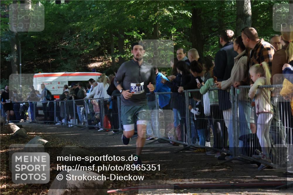 28.09.2025 - 33. Volkslauf durch das schöne Alstertal Strokosch-Dieckow http://msf.ph/oto/8965351 28.09.2025 11:22:44 Ziel 3411, 3913 meine-sportfotos.de