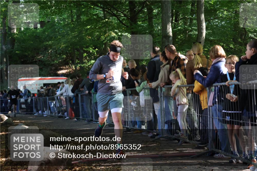 28.09.2025 - 33. Volkslauf durch das schöne Alstertal Strokosch-Dieckow http://msf.ph/oto/8965352 28.09.2025 11:22:44 Ziel 3411, 3913 meine-sportfotos.de