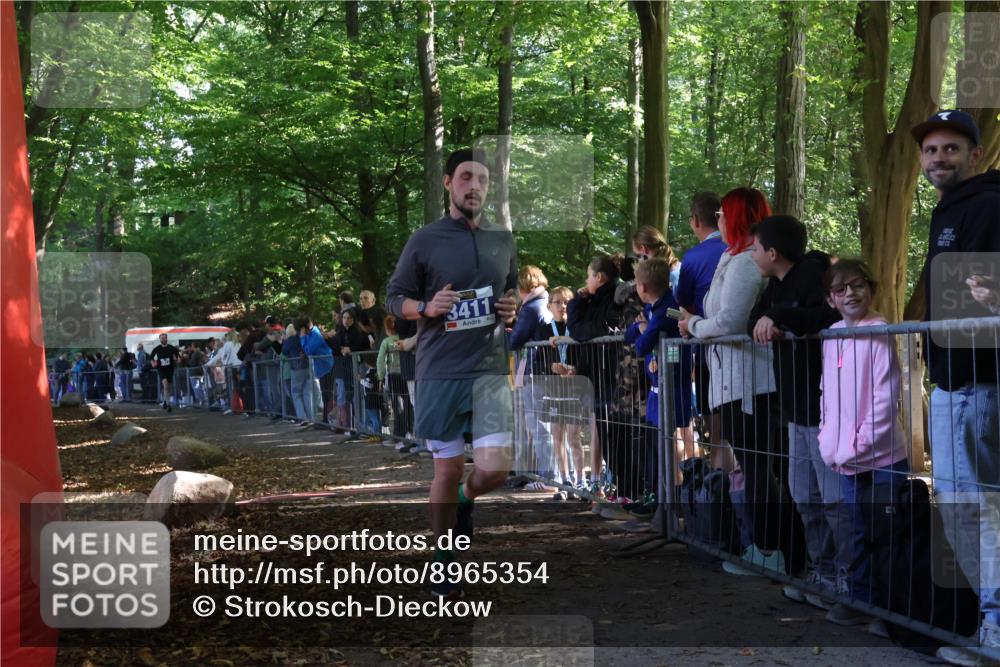28.09.2025 - 33. Volkslauf durch das schöne Alstertal Strokosch-Dieckow http://msf.ph/oto/8965354 28.09.2025 11:22:46 Ziel 3411, 3913 meine-sportfotos.de