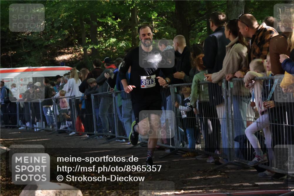 28.09.2025 - 33. Volkslauf durch das schöne Alstertal Strokosch-Dieckow http://msf.ph/oto/8965357 28.09.2025 11:22:50 Ziel 3913, 3941 meine-sportfotos.de
