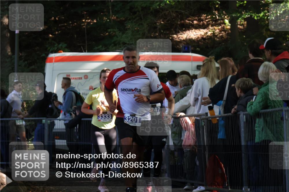 28.09.2025 - 33. Volkslauf durch das schöne Alstertal Strokosch-Dieckow http://msf.ph/oto/8965387 28.09.2025 11:23:24 Ziel 3201, 3247, 3333 meine-sportfotos.de