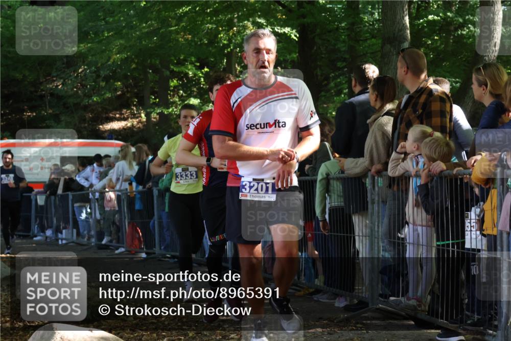 28.09.2025 - 33. Volkslauf durch das schöne Alstertal Strokosch-Dieckow http://msf.ph/oto/8965391 28.09.2025 11:23:28 Ziel 3201, 3247, 3248, 3333, 3948 meine-sportfotos.de