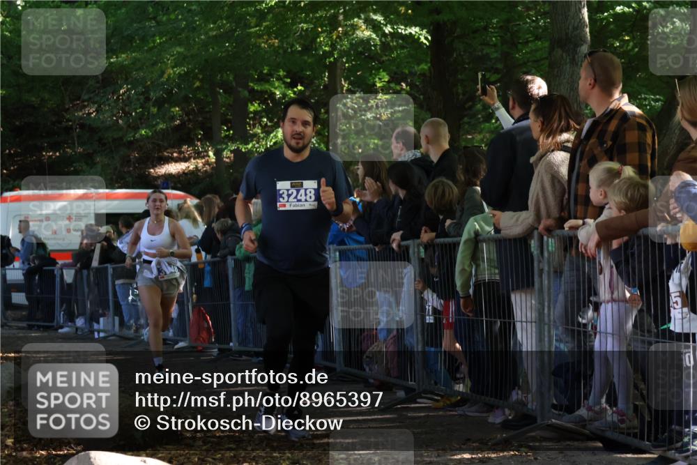 28.09.2025 - 33. Volkslauf durch das schöne Alstertal Strokosch-Dieckow http://msf.ph/oto/8965397 28.09.2025 11:23:32 Ziel 3248, 3929, 3948 meine-sportfotos.de