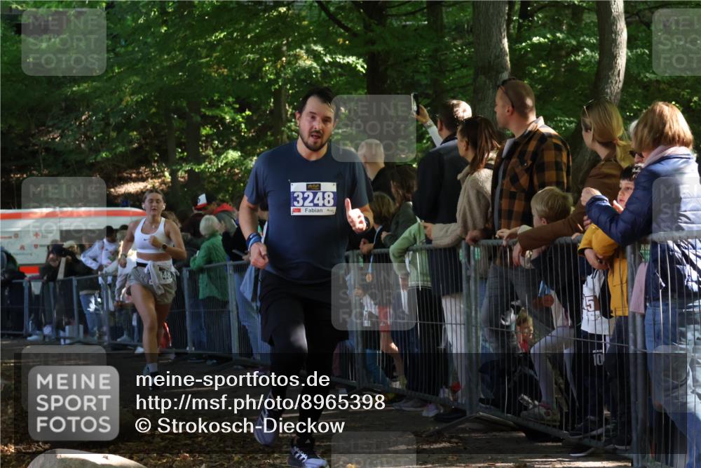 28.09.2025 - 33. Volkslauf durch das schöne Alstertal Strokosch-Dieckow http://msf.ph/oto/8965398 28.09.2025 11:23:33 Ziel 3248, 3929, 3948 meine-sportfotos.de