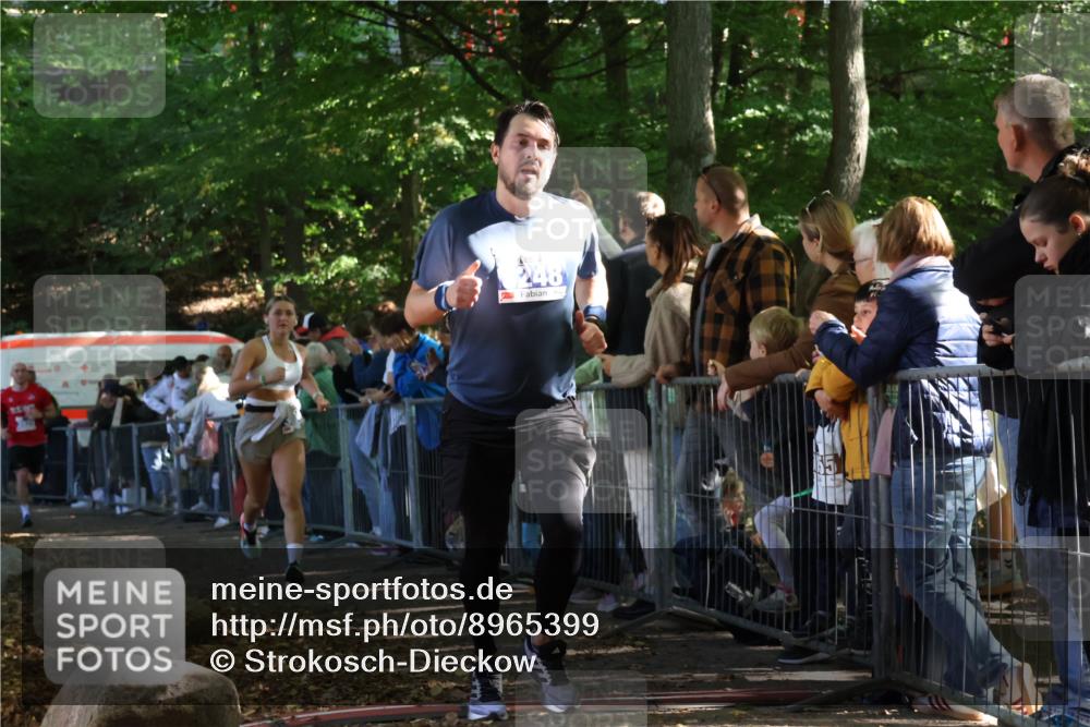 28.09.2025 - 33. Volkslauf durch das schöne Alstertal Strokosch-Dieckow http://msf.ph/oto/8965399 28.09.2025 11:23:33 Ziel 3248, 3929, 3948 meine-sportfotos.de