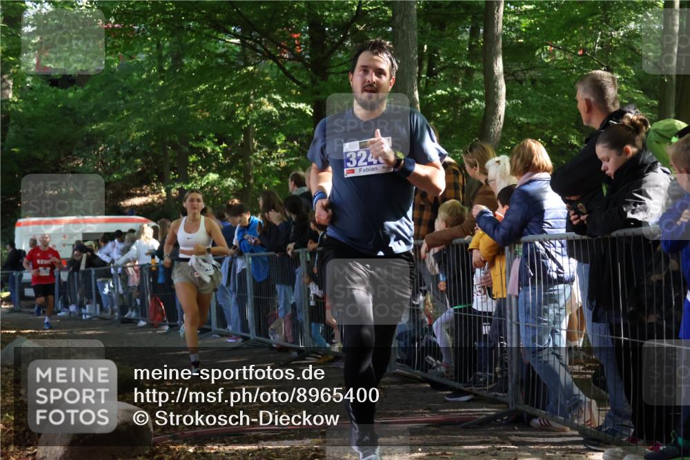 28.09.2025 - 33. Volkslauf durch das schöne Alstertal Strokosch-Dieckow http://msf.ph/oto/8965400 28.09.2025 11:23:34 Ziel 3248, 3929, 3948 meine-sportfotos.de