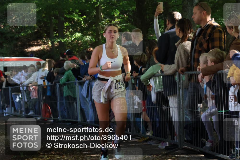 28.09.2025 - 33. Volkslauf durch das schöne Alstertal Strokosch-Dieckow http://msf.ph/oto/8965401 28.09.2025 11:23:35 Ziel 3248, 3929, 3931, 3948 meine-sportfotos.de