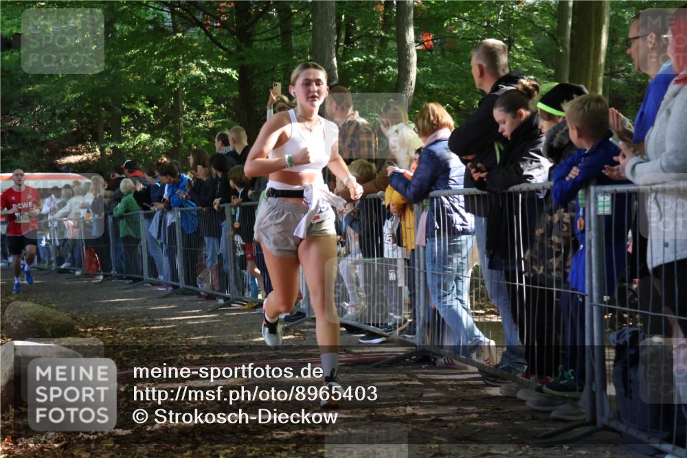 28.09.2025 - 33. Volkslauf durch das schöne Alstertal Strokosch-Dieckow http://msf.ph/oto/8965403 28.09.2025 11:23:36 Ziel 3929, 3931, 3948 meine-sportfotos.de