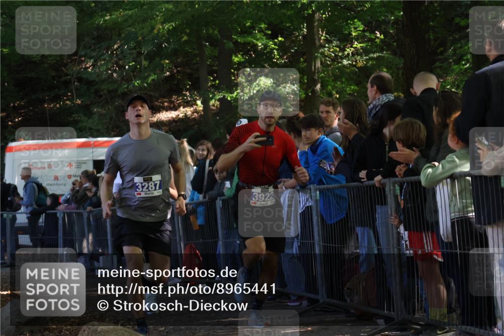 28.09.2025 - 33. Volkslauf durch das schöne Alstertal Strokosch-Dieckow http://msf.ph/oto/8965441 28.09.2025 11:24:09 Ziel 3032, 3287, 3922, 3942 meine-sportfotos.de