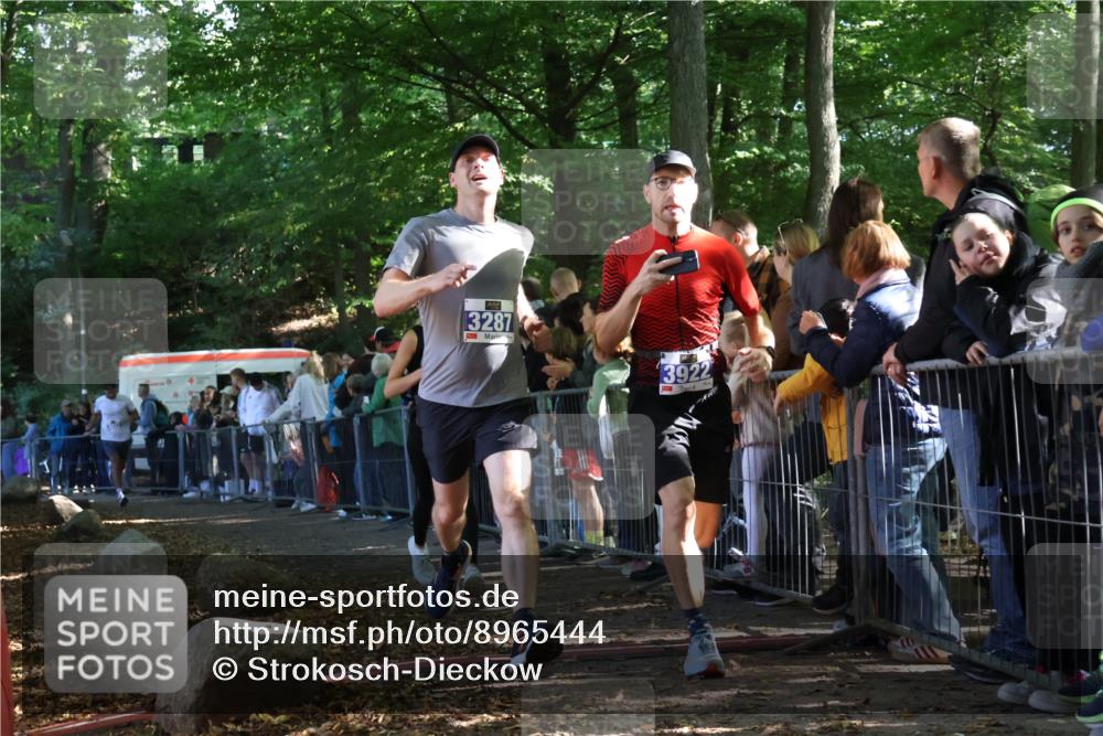 28.09.2025 - 33. Volkslauf durch das schöne Alstertal Strokosch-Dieckow http://msf.ph/oto/8965444 28.09.2025 11:24:11 Ziel 3032, 3287, 3922, 3942 meine-sportfotos.de