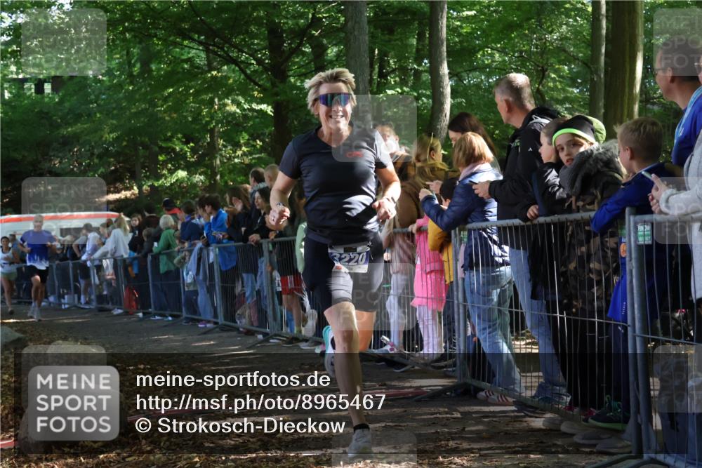 28.09.2025 - 33. Volkslauf durch das schöne Alstertal Strokosch-Dieckow http://msf.ph/oto/8965467 28.09.2025 11:24:27 Ziel 3220, 3285, 3380, 3382 meine-sportfotos.de