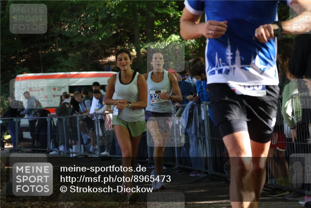 28.09.2025 - 33. Volkslauf durch das schöne Alstertal Strokosch-Dieckow http://msf.ph/oto/8965473 28.09.2025 11:24:32 Ziel 3285, 3314, 3380, 3382 meine-sportfotos.de