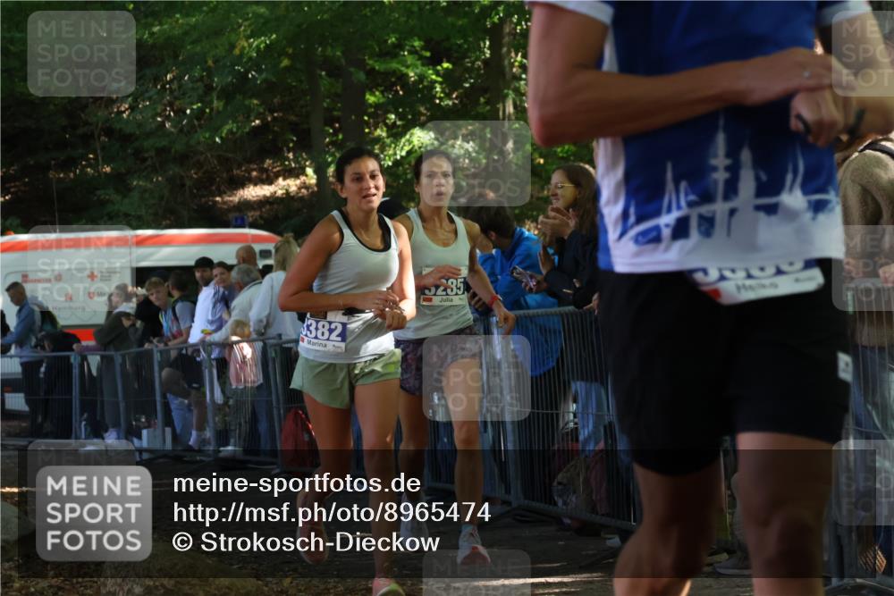 28.09.2025 - 33. Volkslauf durch das schöne Alstertal Strokosch-Dieckow http://msf.ph/oto/8965474 28.09.2025 11:24:32 Ziel 3285, 3314, 3380, 3382 meine-sportfotos.de